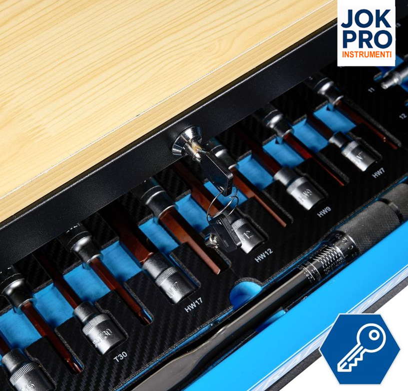 Instrumentu skapis ar 501 elementu